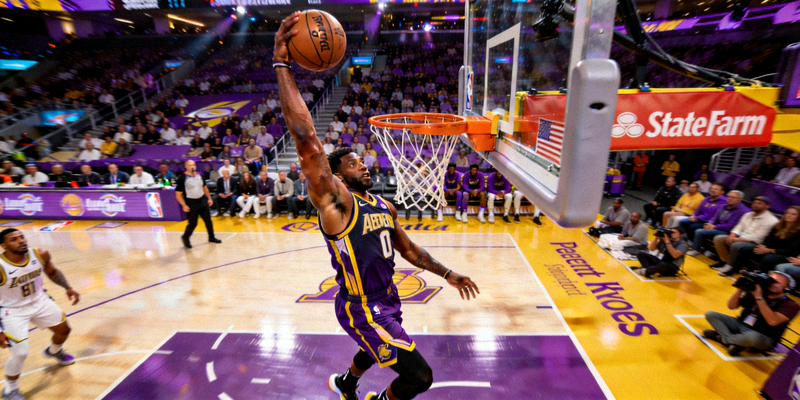 NBA季后赛东西部决赛现场，球员高高跃起扣篮的精彩瞬间